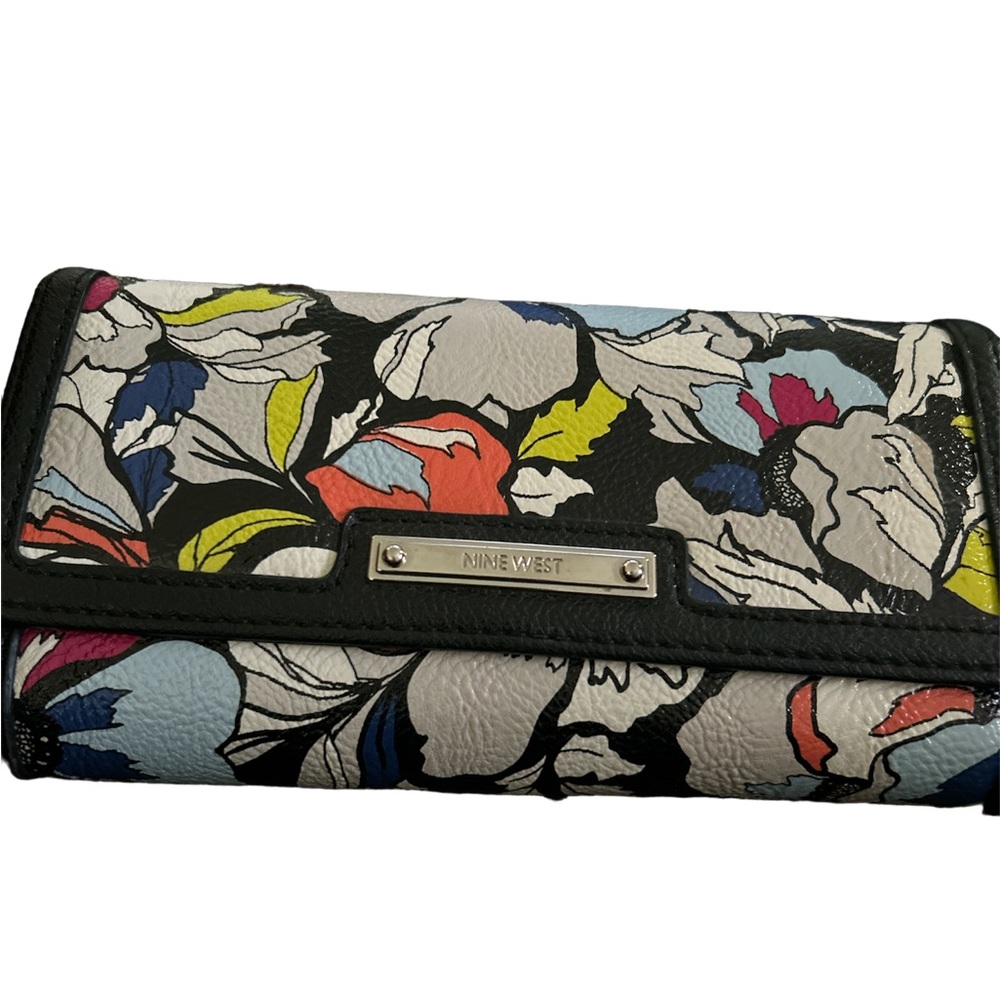 Nine West wallet - never has been used.